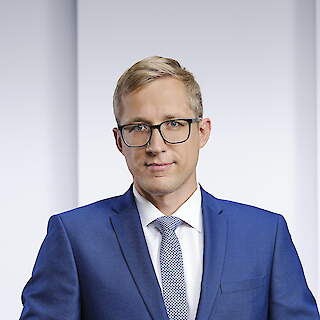 Well-known Estonian journalist and broadcaster at Estonian Public Broadcasting (ERR), with a diverse media career spanning technology, culture and international reporting.